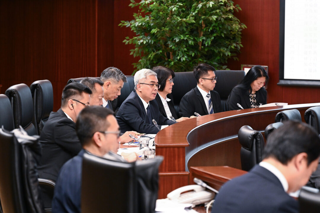 保安司司長黃少澤列席立法會全體會議，引介和說明2024年財政年度保安領域施政方針政策，以及回應議員問題。