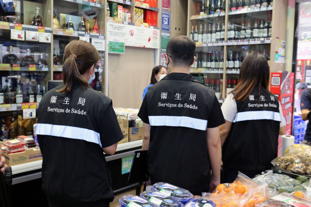 執法人員向商店人員講解《控酒法》 執法人員向商店人員講解《控酒法》