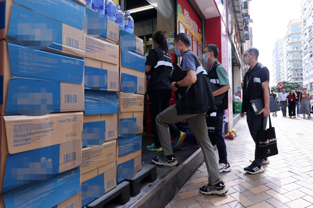 執法人員重點巡查零售商店、食肆及未成年人經常出入的場所共164間 執法人員重點巡查零售商店、食肆及未成年人經常出入的場所共164間