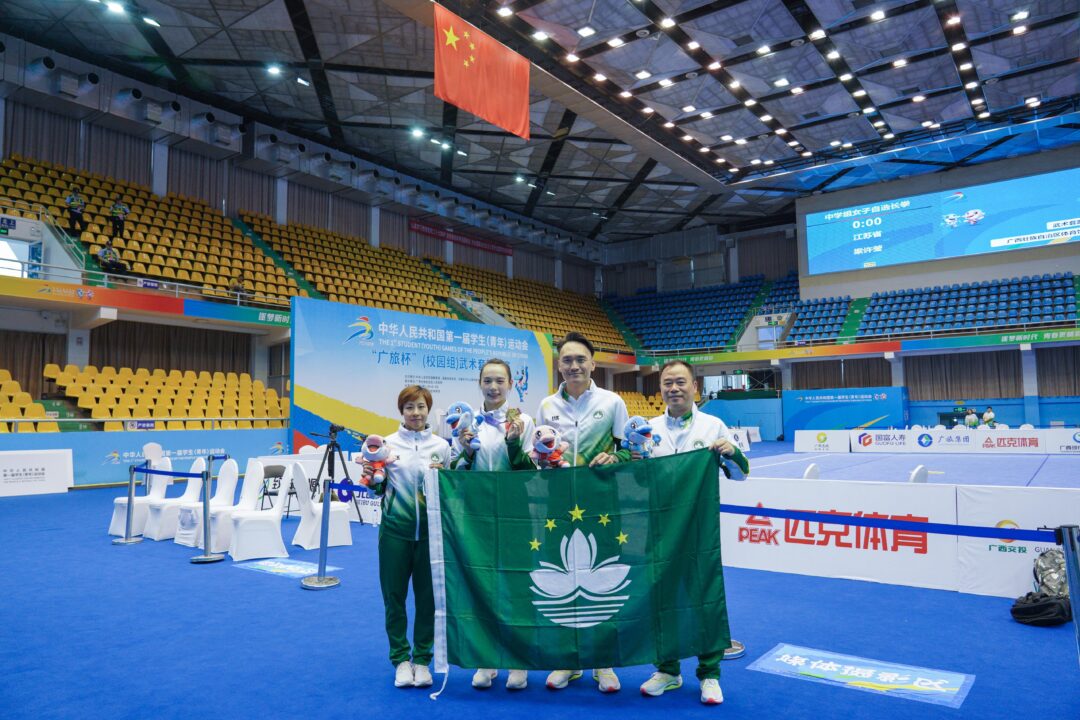 教青局龔志明局長及陳旭偉廳長祝賀獲獎運動員王泳欣