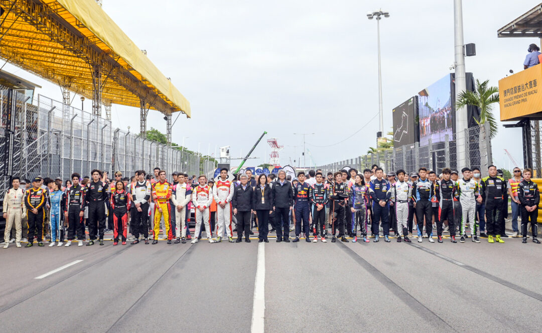 社會文化司司長、澳門格蘭披治大賽車組織委員會主席歐陽瑜在澳門四級方程式大賽車決賽前，與一眾參賽車手合影。