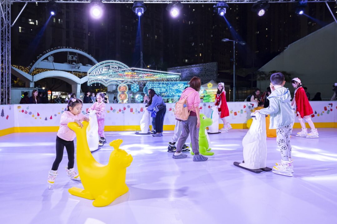 “幻彩冰雪樂園”即日至2024年1月14日期間逢周六日舉辦 “幻彩冰雪樂園”即日至2024年1月14日期間逢周六日舉辦