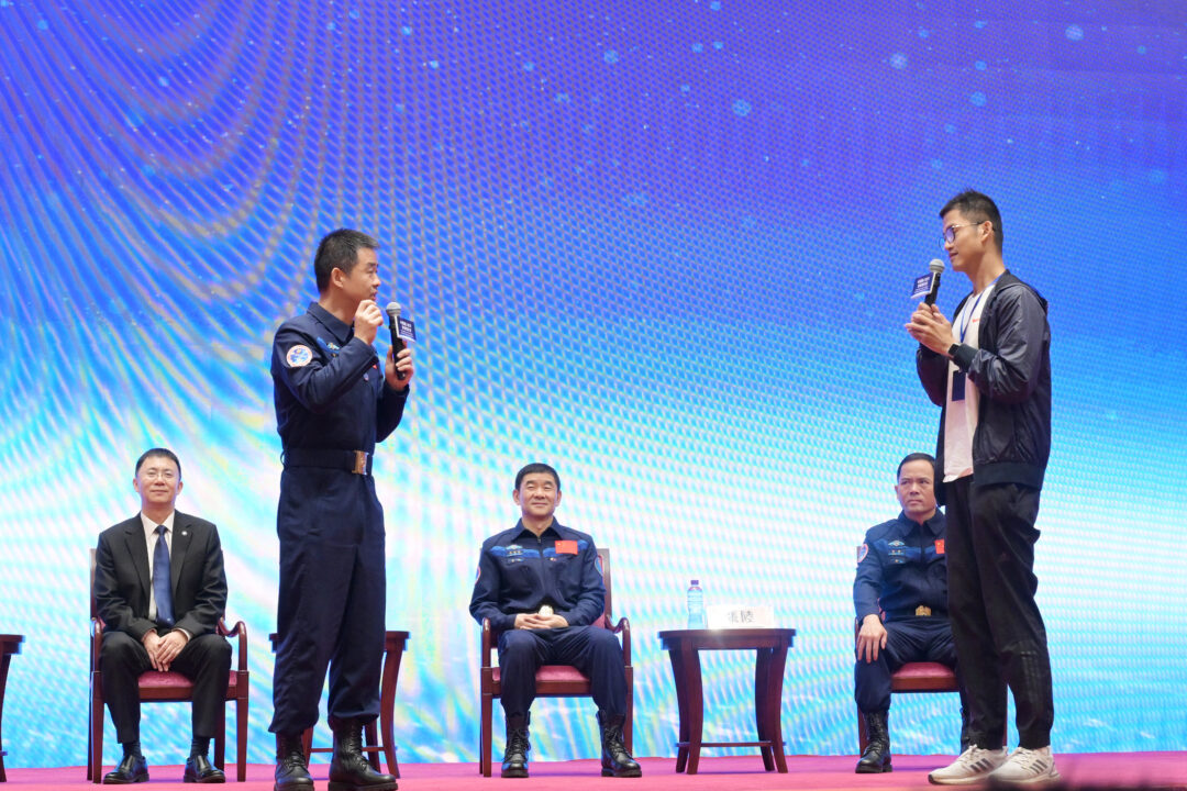 神舟十四號乘組指令長陳冬在答問環節中和與會人士互動 神舟十四號乘組指令長陳冬在答問環節中和與會人士互動