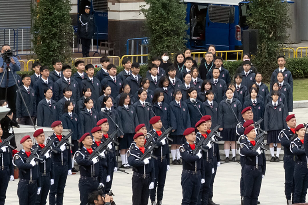 約100名本澳中學生在升旗儀式上高唱國歌。 約100名本澳中學生在升旗儀式上高唱國歌。
