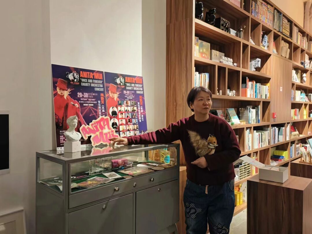 芳心薈副會長吳慧嫻介紹展品 芳心薈副會長吳慧嫻介紹展品