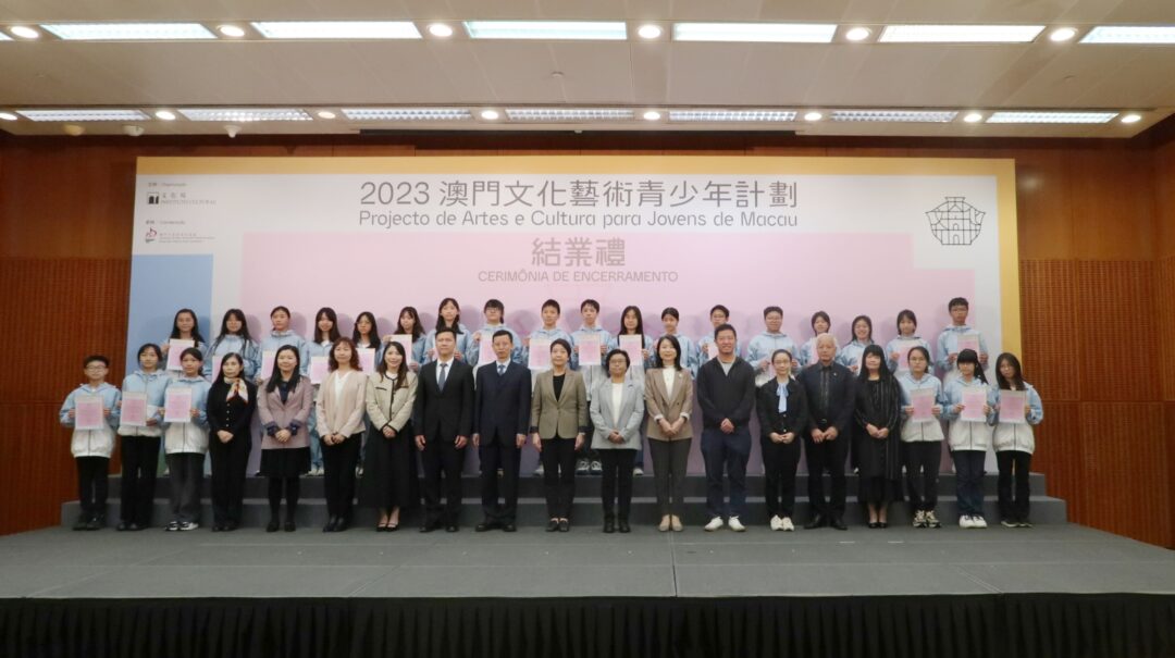 嘉賓與獲獎學員合照 嘉賓與獲獎學員合照