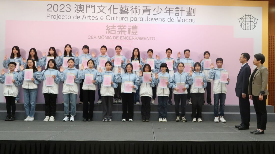 學員在梁惠敏和殷汝濤見證下宣誓 學員在梁惠敏和殷汝濤見證下宣誓