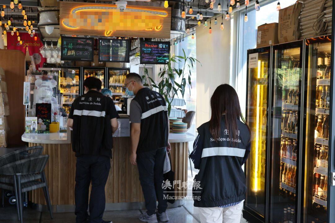 控煙酒執法人員對場所進行控酒巡查 控煙酒執法人員對場所進行控酒巡查