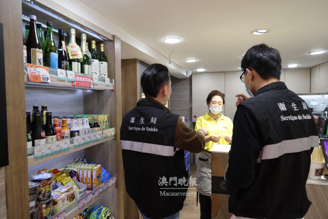 控煙酒執法人員對場所進行控酒巡查(1) 控煙酒執法人員對場所進行控酒巡查(1)