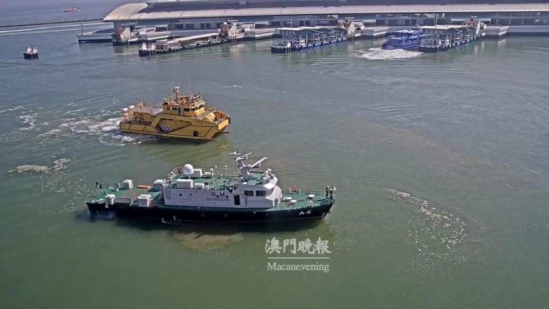 海事局與海關派出救援船 海事局與海關派出救援船