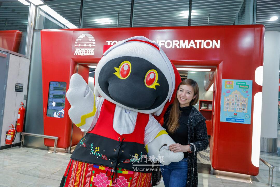 澳門旅遊吉祥物“麥麥”歡迎首班從吉隆坡飛抵澳門航班的旅客(1) 澳門旅遊吉祥物“麥麥”歡迎首班從吉隆坡飛抵澳門航班的旅客(1)