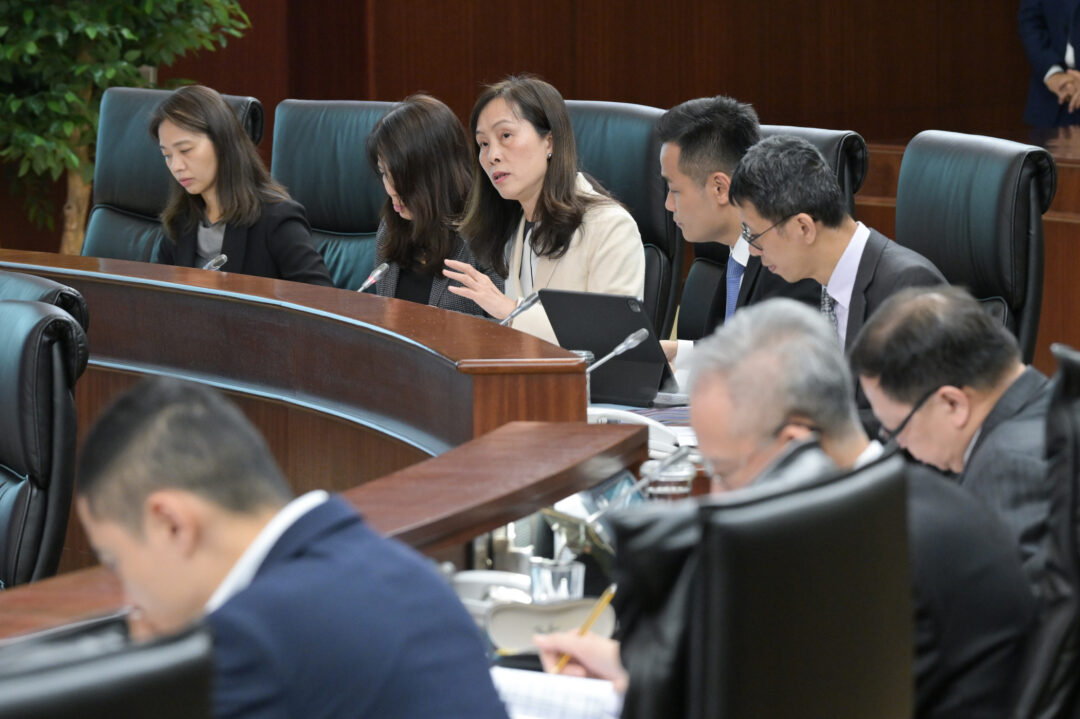 社會文化司司長歐陽瑜列席立法會全體會議，回應議員提出的口頭質詢。