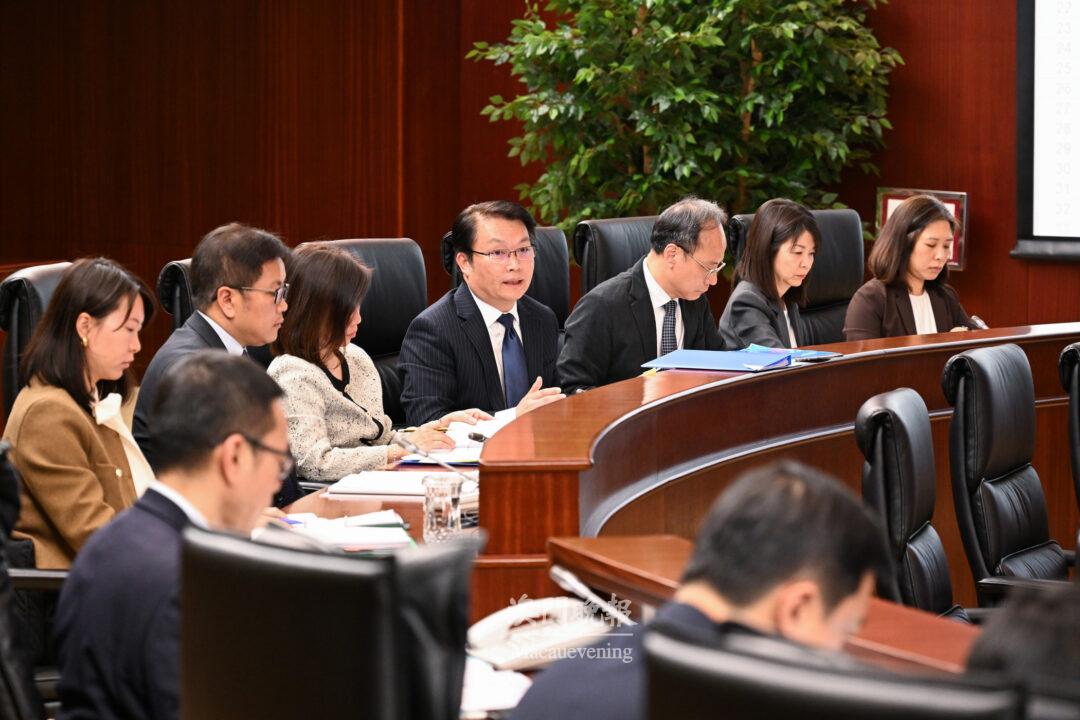 經濟財政司司長李偉農列席立法會全體會議，議程為細則性討論及表決《修改第22018號法律〈取得非首個居住用途不動產的印花稅〉》法案 ，以及引介、一般性討論