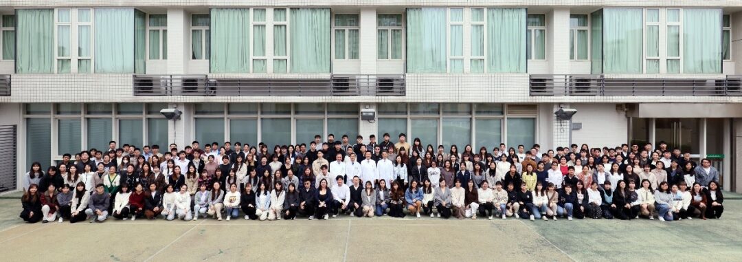 衛生局領導與醫生護士實習員合照 衛生局領導與醫生護士實習員合照