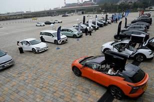 訪客可以深度體驗駕駛艙內的各項功能和科技，探索車輛內部的特色，包括豪華座椅和先進的智能車載技術