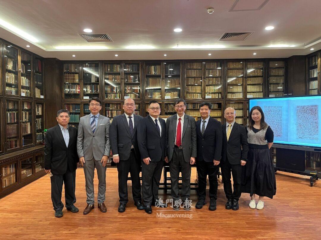 代表團參觀澳大圖書館 代表團參觀澳大圖書館