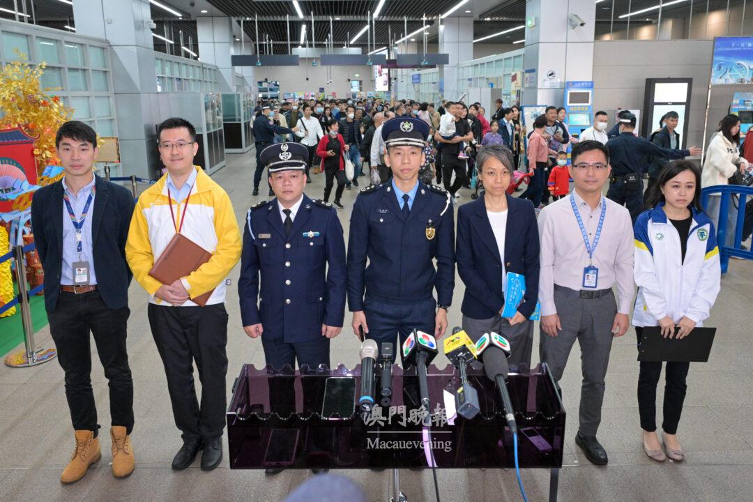 各相關部門代表向記者介紹因應新春節假的出入境管理、邊檢關務、旅客接待、道路交通、景觀植物檢疫、零售業監察及保障消費權益等工作安排和措施。 各相關部門代表向記者介紹因應新春節假的出入境管理、邊檢關務、旅客接待、道路交通、景觀植物檢疫、零售業監察及保障消費權益等工作安排和措施。