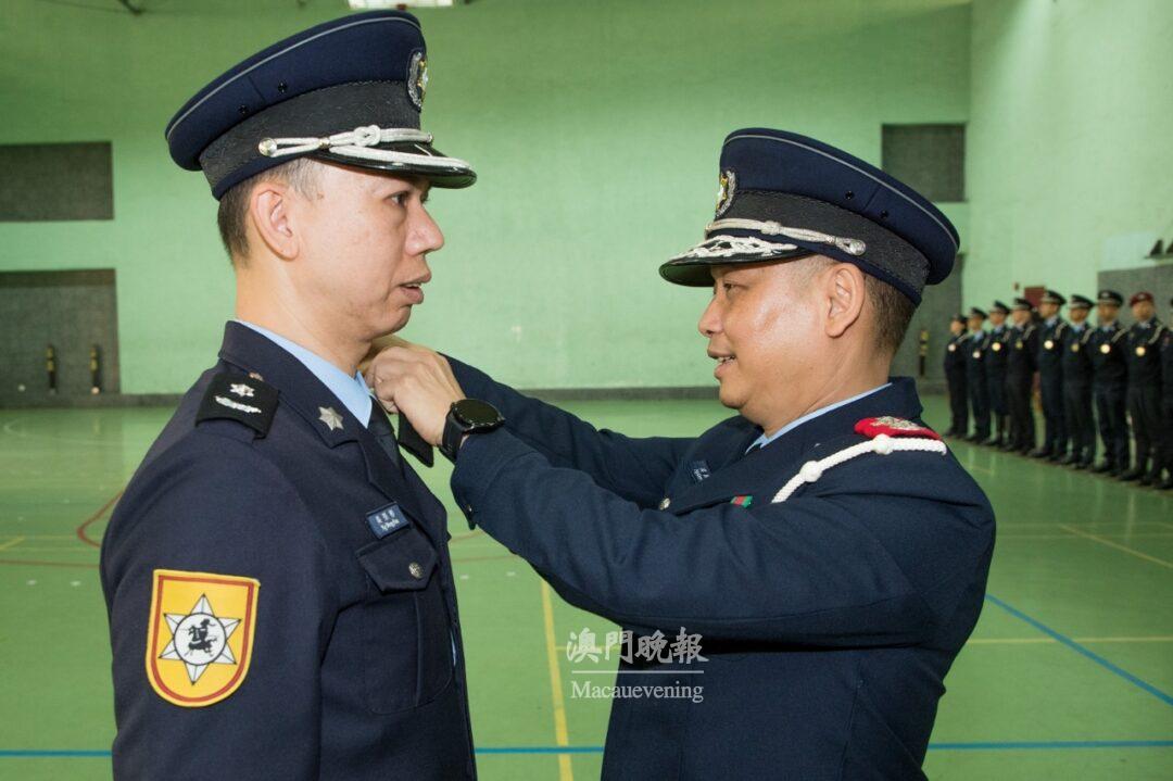 吳錦華局長為獲晉升之警長戴上新肩章 吳錦華局長為獲晉升之警長戴上新肩章
