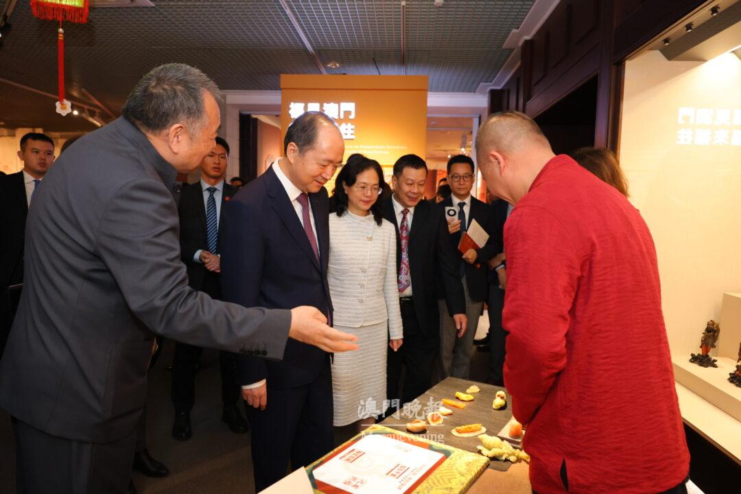 嘉賓參觀展覽 嘉賓參觀展覽