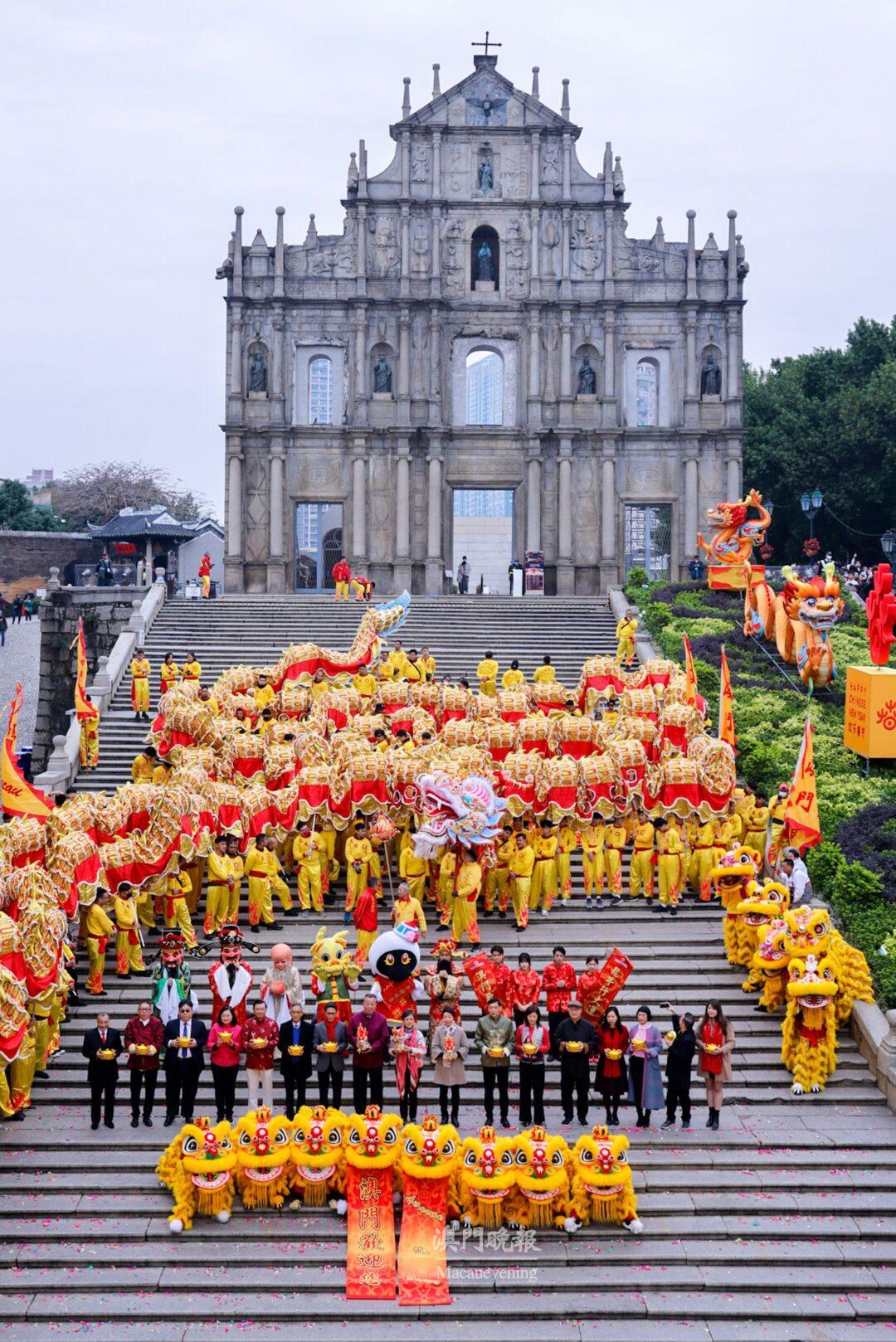嘉賓在大三巴牌坊前合照 嘉賓在大三巴牌坊前合照