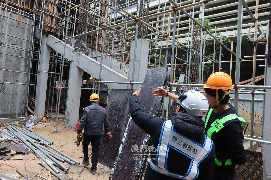 巡查人員監察工地安全 巡查人員監察工地安全