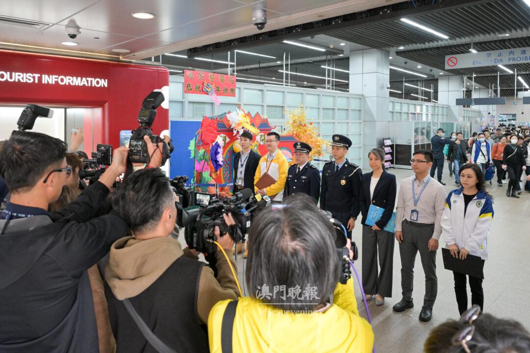 新春假期臨近，預期訪澳旅客將增加，各相關部門已積極做好相關工作部署，以及通過組織傳媒採訪活動及相關報導，讓居民及旅客了解有關情況和措施。