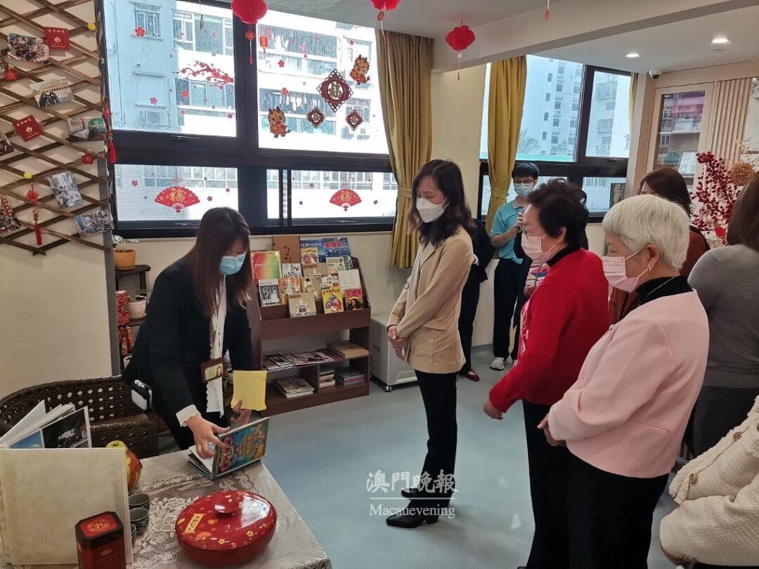 歐陽瑜司長參觀母親會安老院閱覽閣