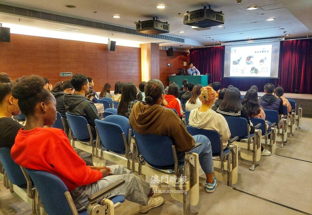 澳門特區政府消防局代表在澳門理工大學主持防火及救護知識講座2 澳門特區政府消防局代表在澳門理工大學主持防火及救護知識講座2