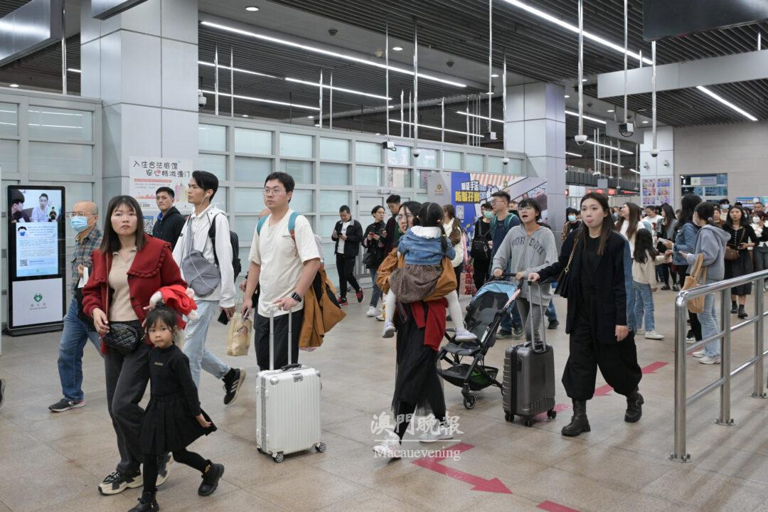 相關部門致力做好出入境管理，確保新春假期的通關秩序。(1)
