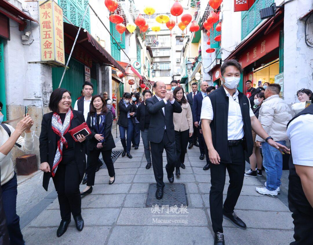 行政長官視察福隆新街步行區 行政長官視察福隆新街步行區