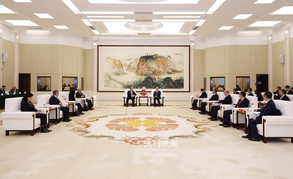 行政長官賀一誠與廣東省委書記黃坤明，省委副書記、省長王偉中會面
