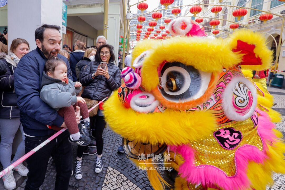 醒獅和沿途觀眾互動 醒獅和沿途觀眾互動