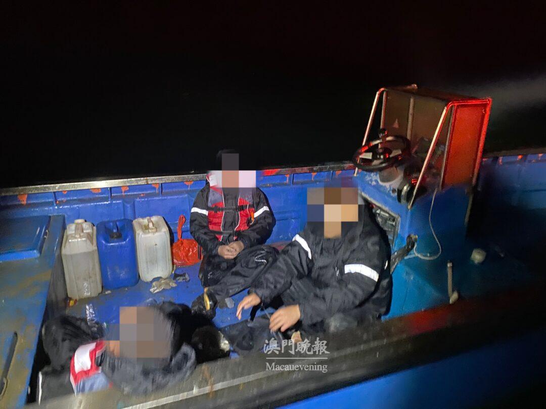 關員截獲可疑快艇及艇上3名協助偷渡人士(2月15日案件) 關員截獲可疑快艇及艇上3名協助偷渡人士(2月15日案件)