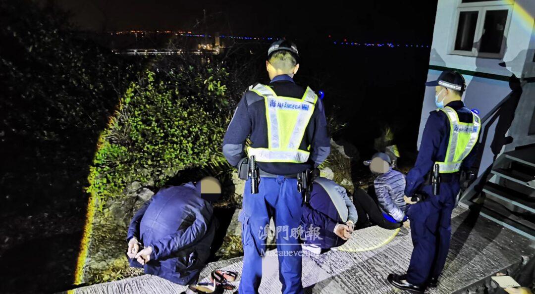 關員於岸上截獲3名非法入境人士(2月15日案件) 關員於岸上截獲3名非法入境人士(2月15日案件)