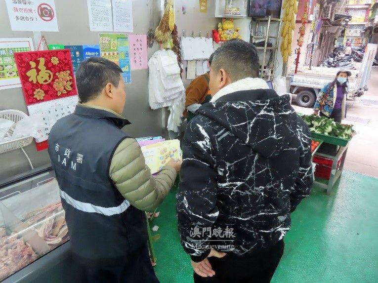 零售鮮活食品場所登記制度生效首周，市政署已向370間零售鮮活食品場所發出登記證明。(1)