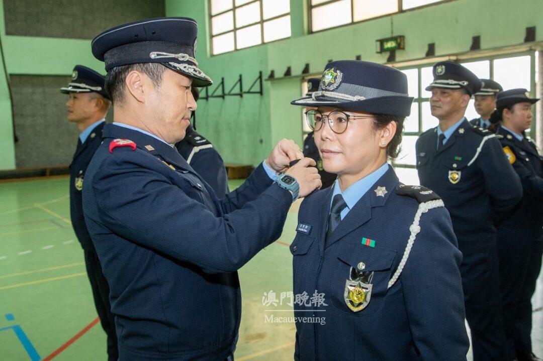 黃偉鴻副局長為獲晉升之警長戴上新肩章 黃偉鴻副局長為獲晉升之警長戴上新肩章