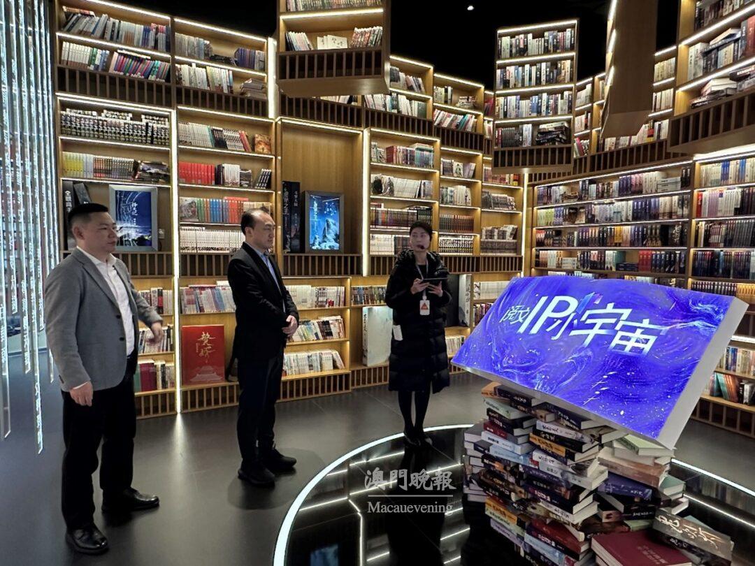 代表團一行參觀企業展廳，瞭解運營情況