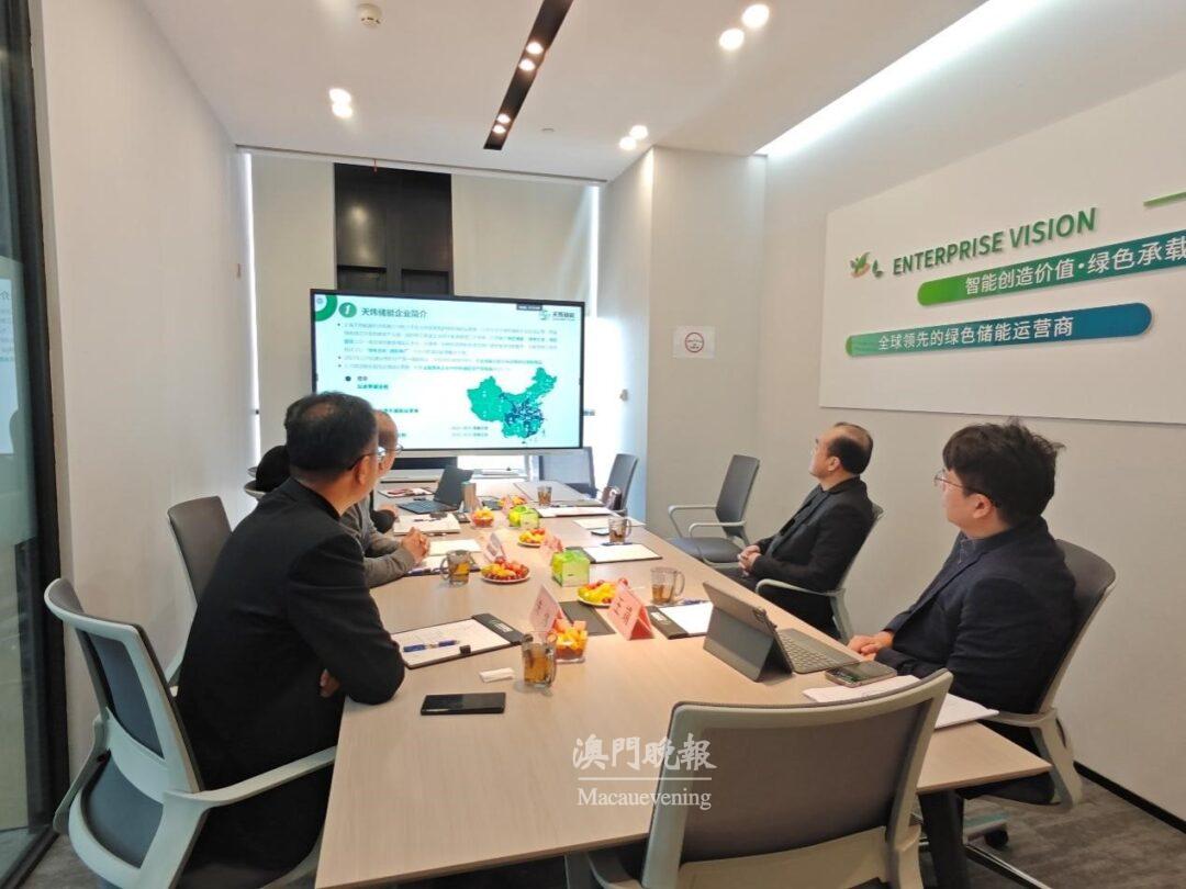代表團一行與企業高層交流意見 代表團一行與企業高層交流意見