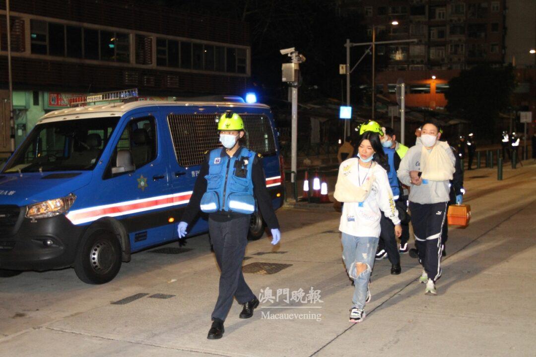 傷者經初步護理後由救護車送院治理 傷者經初步護理後由救護車送院治理