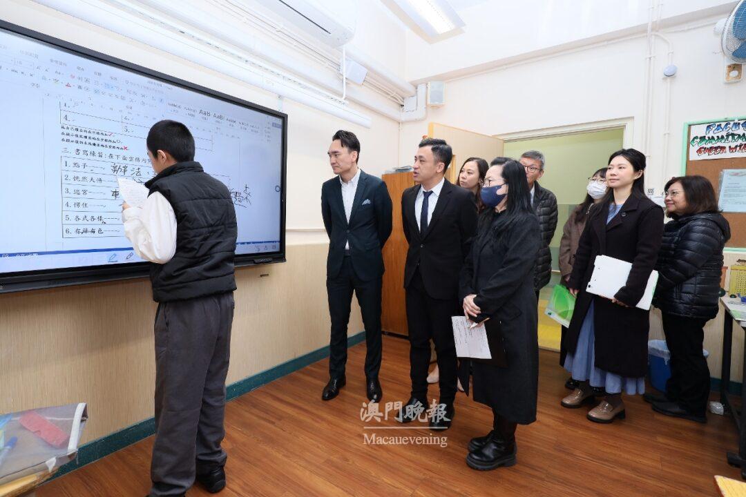 協同特殊教育學校學生在課堂上使用新設備 協同特殊教育學校學生在課堂上使用新設備