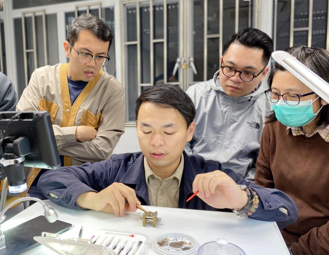 參加者親手實操體驗機械錶的簡單裝拆