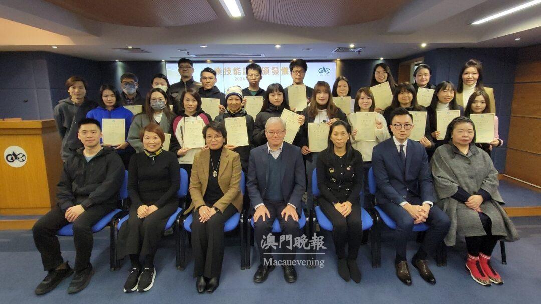 嘉賓與出席的美容師、美髮師及電子商務師學員合照 嘉賓與出席的美容師、美髮師及電子商務師學員合照