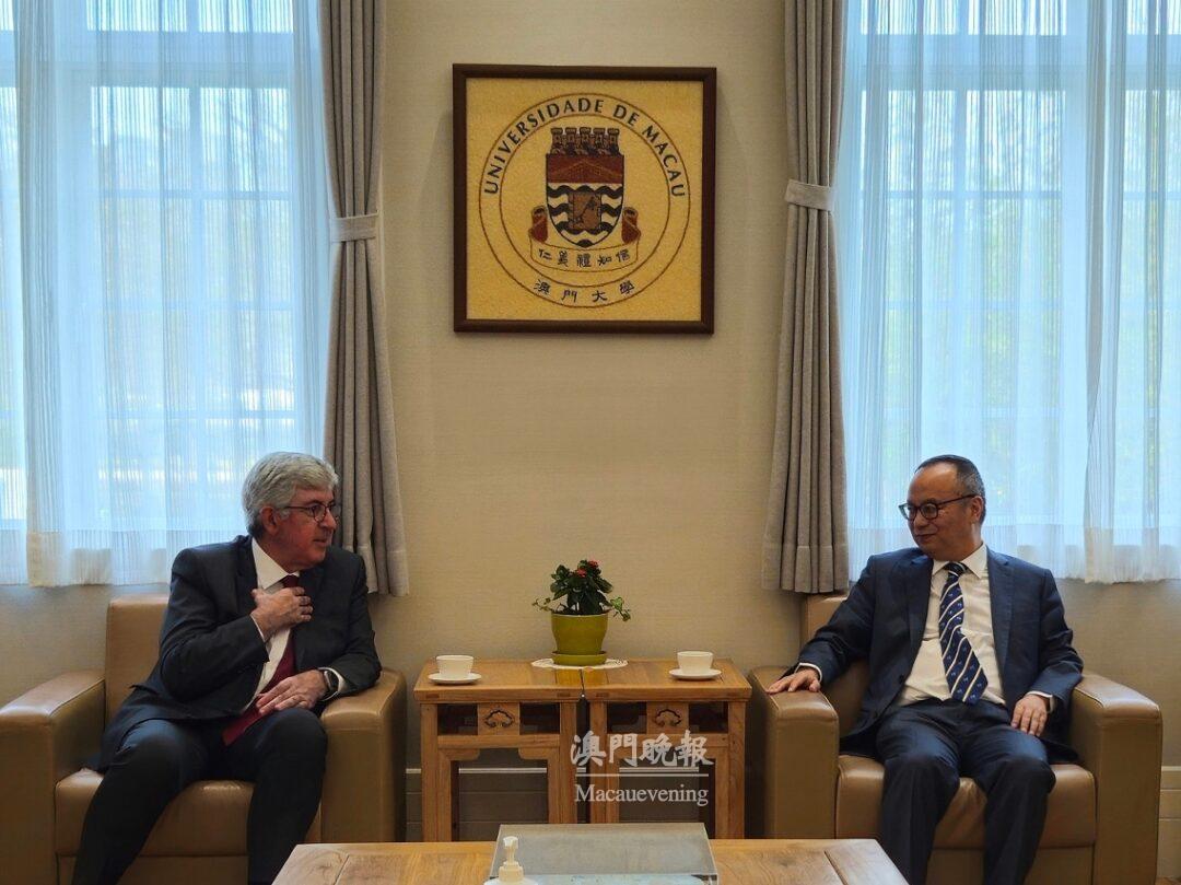 宋永華（右）與António de Sousa Pereira