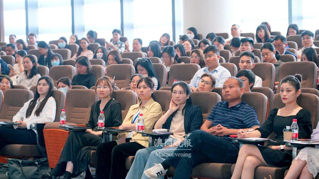 宣講會現場，企業代表聽取講解。