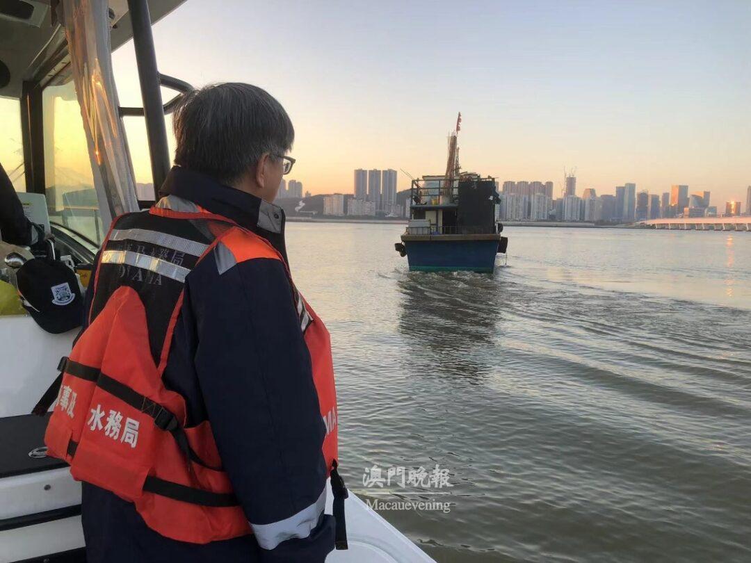 提醒和攔截闖入警戒區的無關船舶 提醒和攔截闖入警戒區的無關船舶