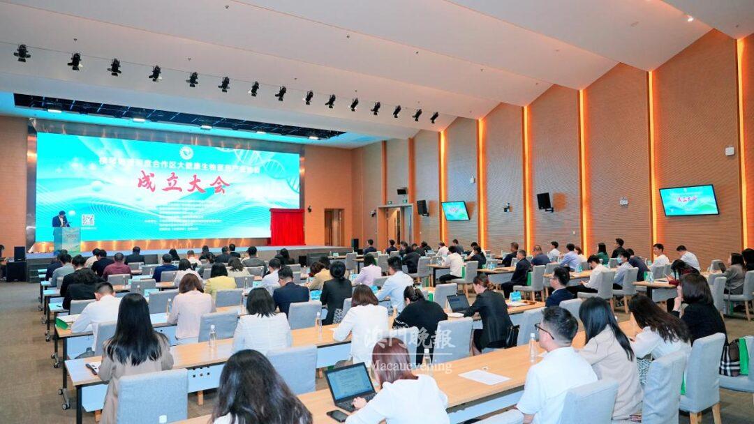 政府部門代表及協會代表近100人出席成立大會