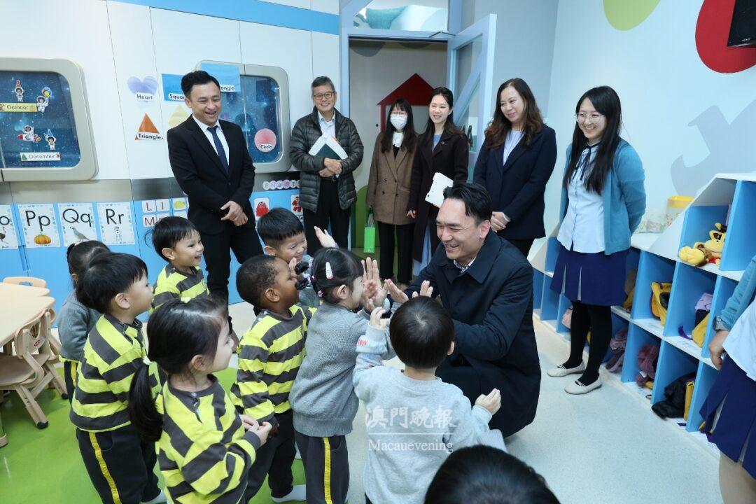 教青局代表與聖安東尼幼稚園學生互動交流 教青局代表與聖安東尼幼稚園學生互動交流