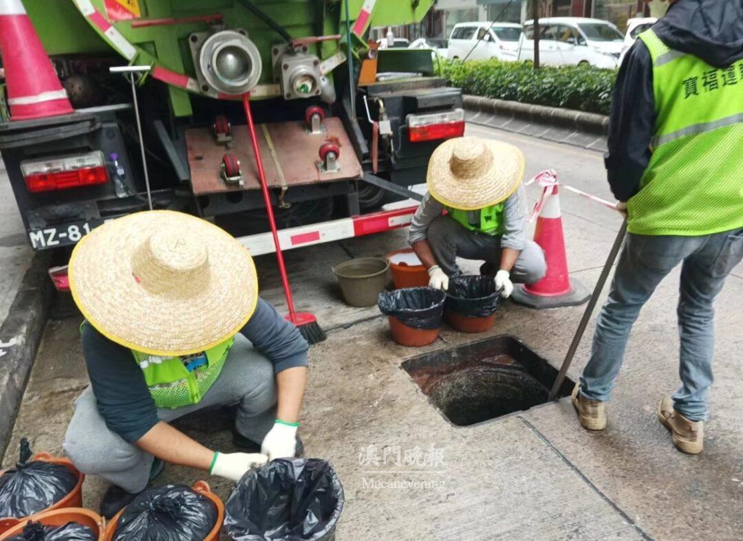 於食肆外之公共下水道清出多桶油脂污物 於食肆外之公共下水道清出多桶油脂污物