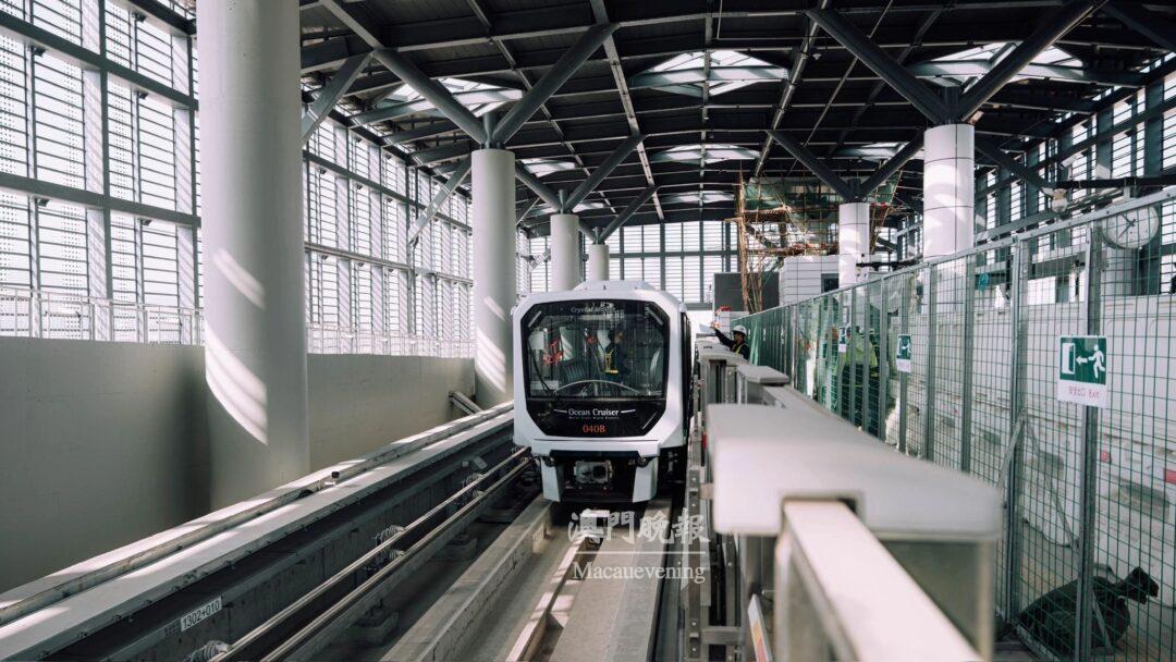 輕軌列車駛入橫琴線HE1站 輕軌列車駛入橫琴線HE1站