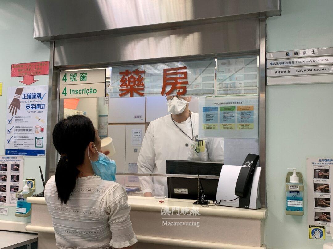 醫護人員監督患者服藥情況 醫護人員監督患者服藥情況